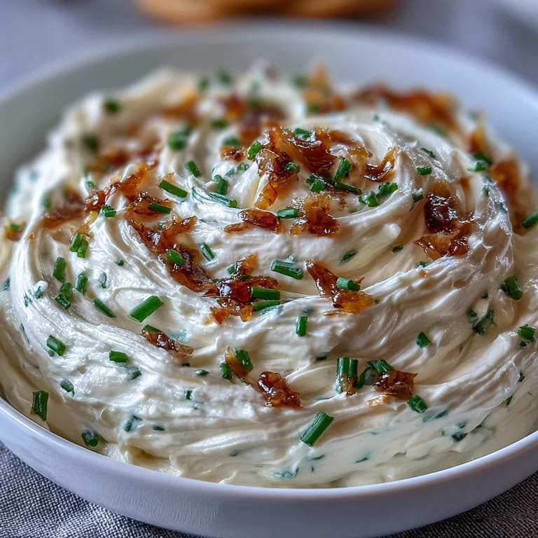 Whipped garlic cream cheese spread, light and fluffy, ideal for crudités and toasted bread.  